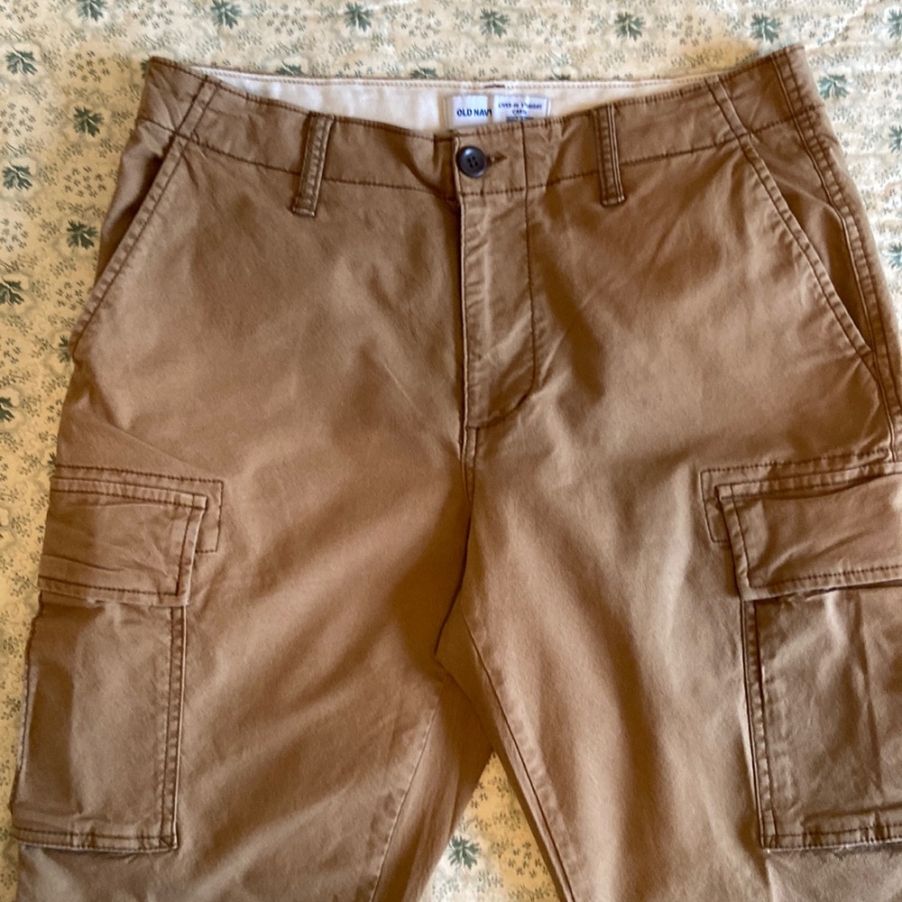 Old Navy Lived In Straight Cargo Pants with built in flex, 32x30.